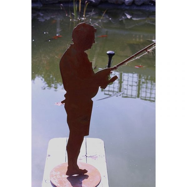 Deko Teichfigur Angler "Otmar" mit Fisch | Vatertag Geschenkidee für Angelfreunde in Edelrost – Bild 2