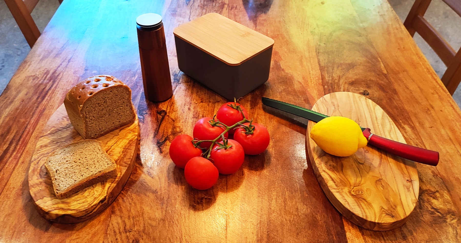 Handgemachtes Frühstücksbrett aus Olivenholz - 30 cm oval, robust und optisch ansprechend – Bild 6