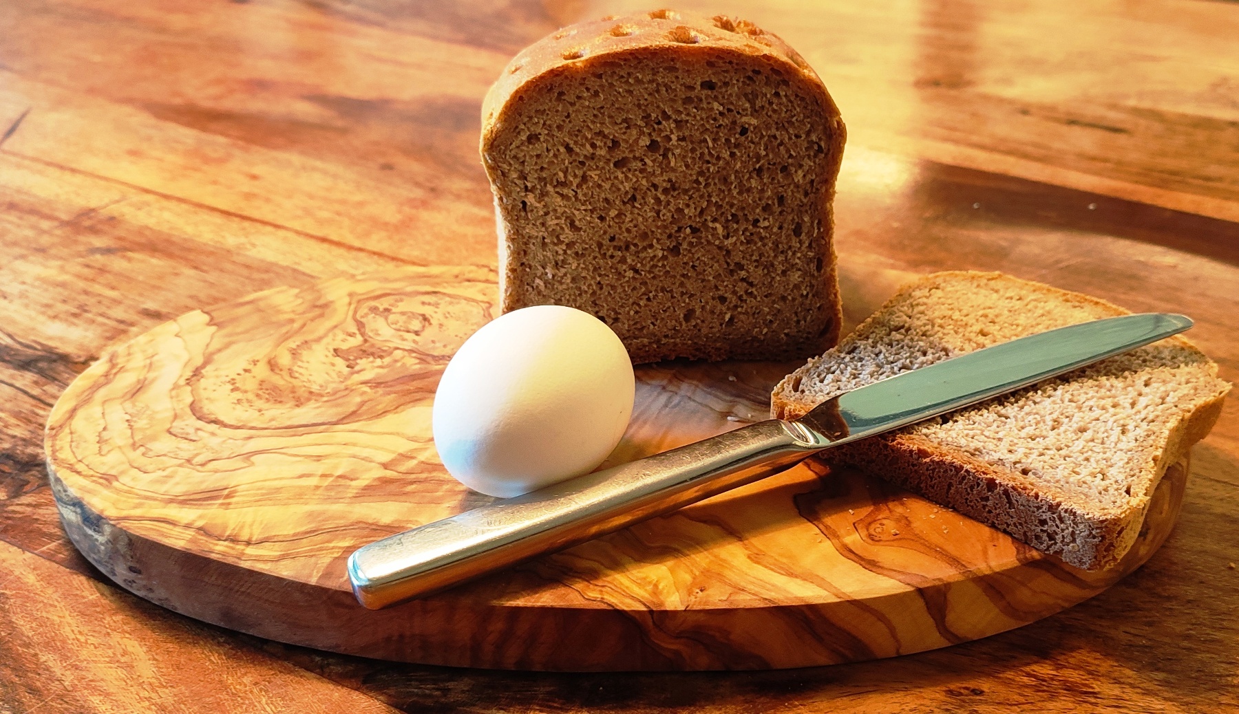 Handgemachtes Frühstücksbrett aus Olivenholz - 30 cm oval, robust und optisch ansprechend – Bild 7