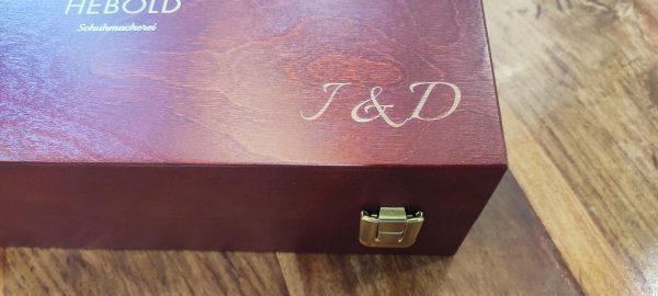 Hebold Schuhputzkasten "Schuhmacherei" – Hochwertiger Holzschuhputzkasten mit Profi-Schuhpflegemitteln, edles Accessoire aus Echtholz, perfekte Geschenkidee für Männer, Made in Germany, inkl. Schuhpflegmittel 15-teilig – Bild 9