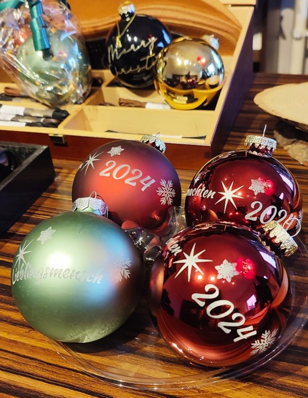 Individuell gravierte Weihnachtsbaum-Glaskugeln 70 - 80 mm verschiedene Farben – Bild 2