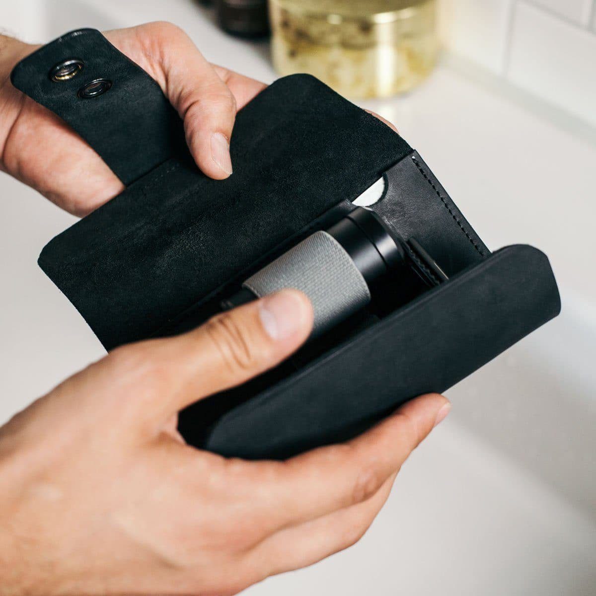 Ledertasche | Etui für Rasierer und Rasierpinsel – Bild 5