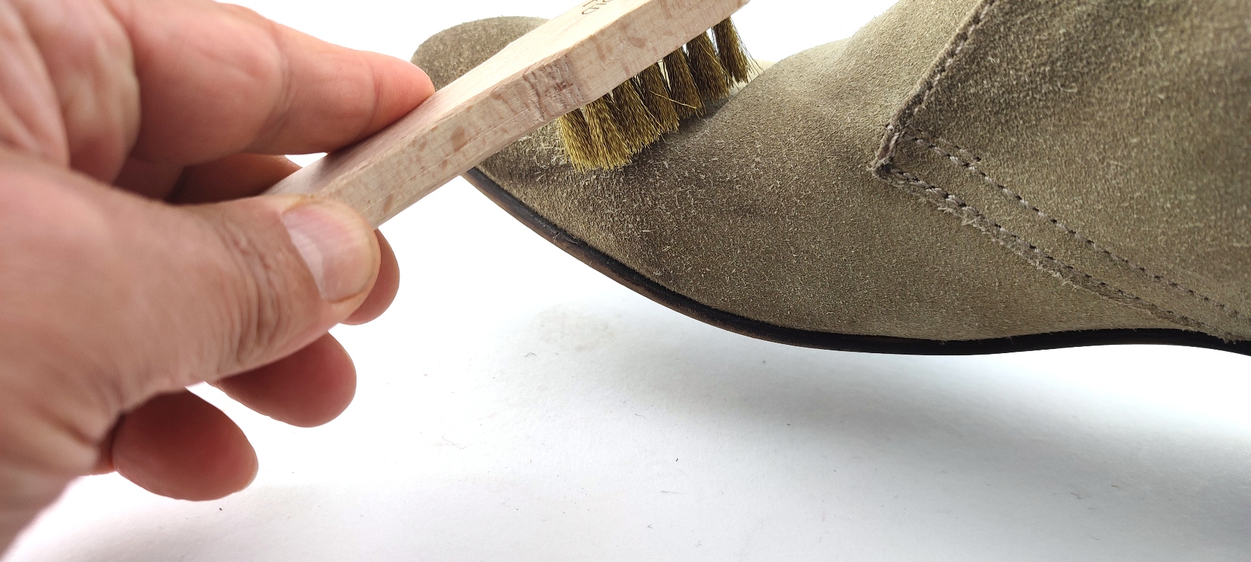 Hebold Schuhmacherei Messingbürste Set mit 2 Bürsten für empfindliche Rauleder, Nubuklederschuhe, Wildleder und Veloursleder – Wildlederbürste Messing für Schuhe, Jacken und Taschen – Bild 2